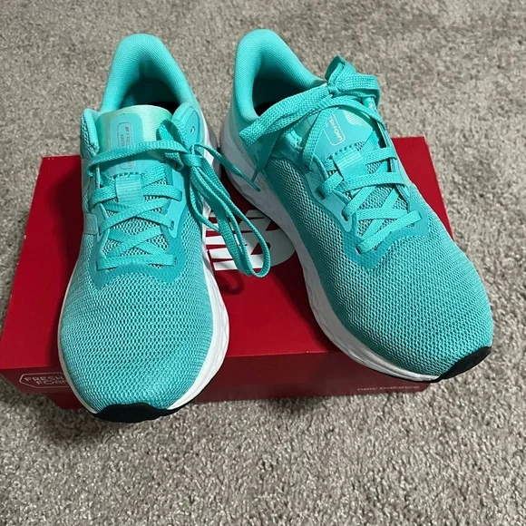 New Balance Women's Fresh Foam Arishi v4 in Green/White/Blue Mesh - Picture 3 of 5